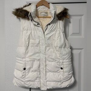 Women's White Puffer Vest with Faux Fur Trim